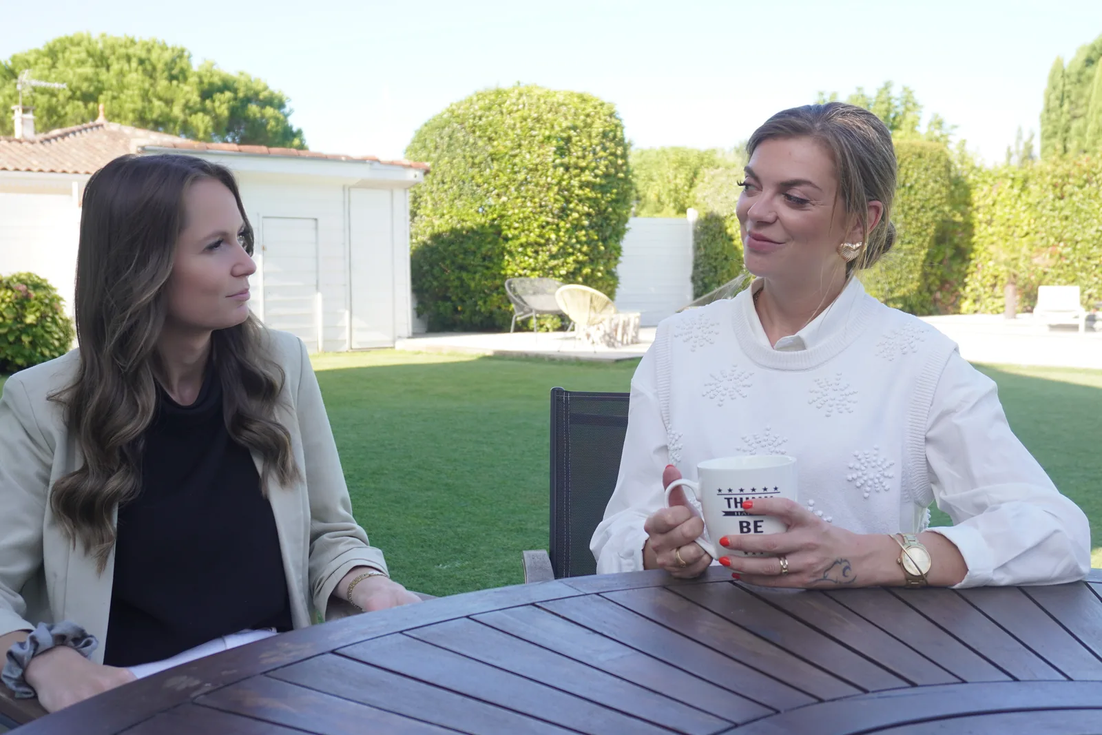 Déborah et Charlène Duchiron en discussion sur la terrasse du cabinet