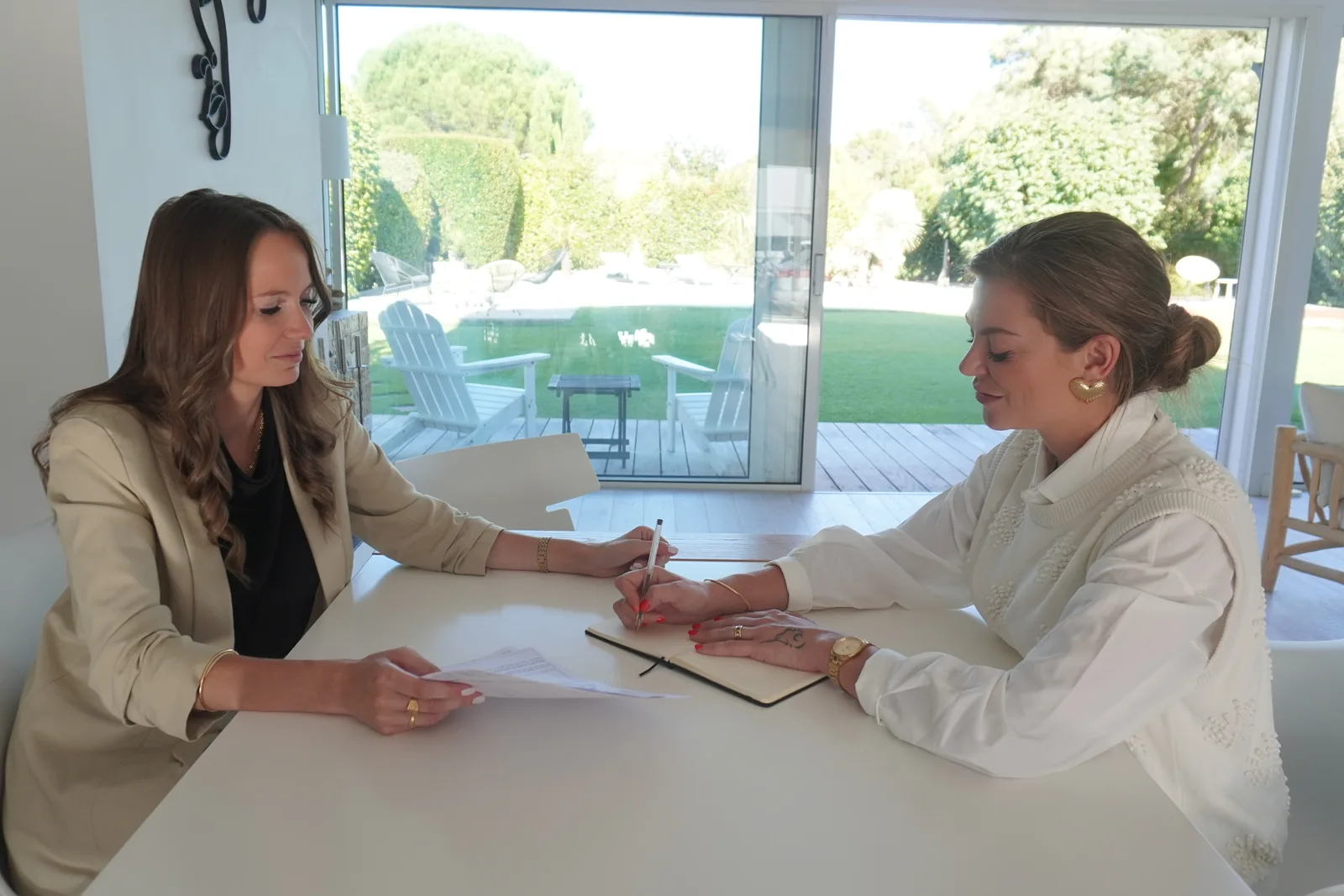 Signature d'un contrat de prévoyance chez Omnia Patrimoine
