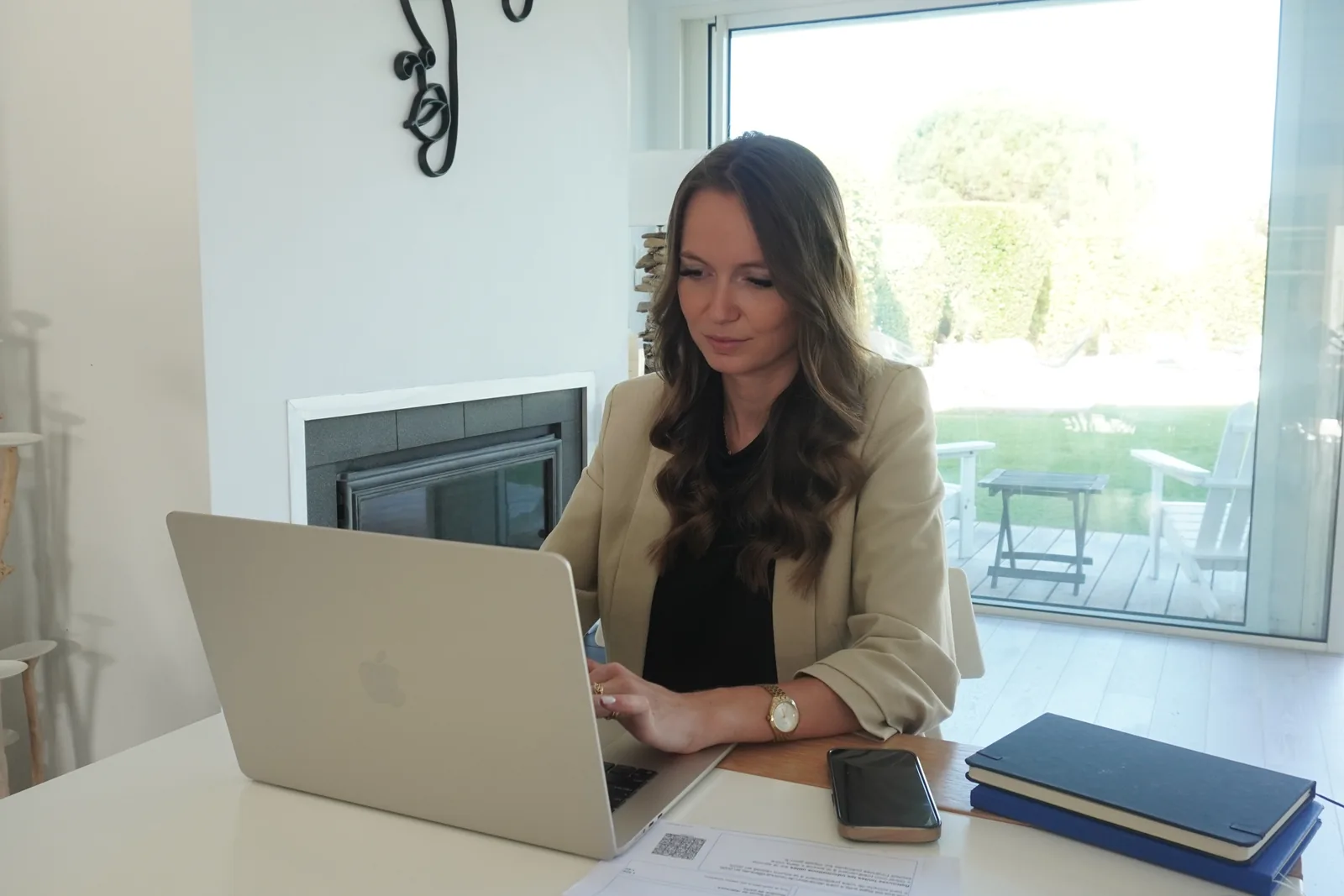Charlène Duchiron monte un dossier de prêt immobilier sur son ordinateur